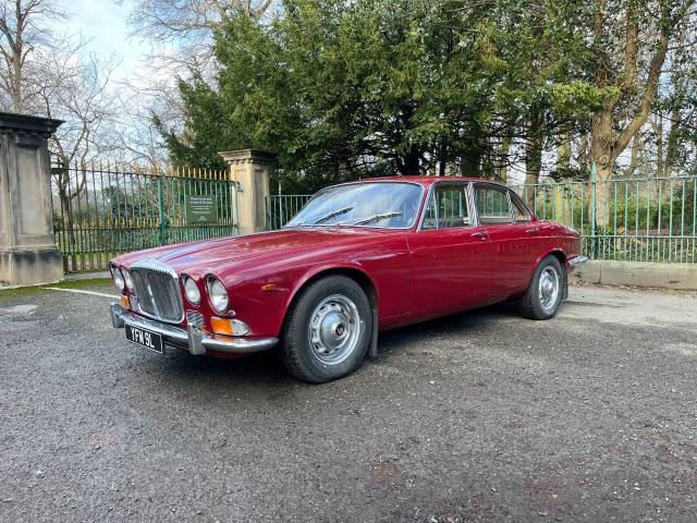 Daimler Double Six 5.3 DOUBLE SIX AUTO Saloon Petrol Red